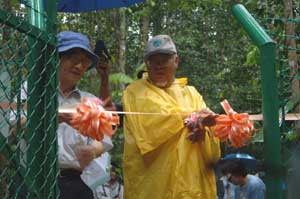 The Director General of FRIM and NIES cut ribbons and launched the Pasoh Caonopy Walkway.